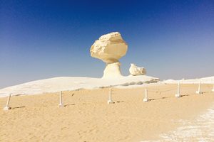 Formations de craie blanche dans le désert Blanc en Égypte au coucher du soleil
