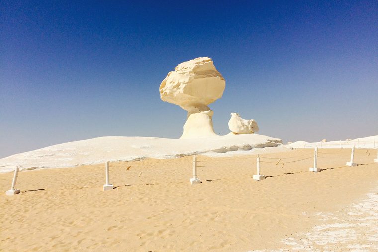 Formations de craie blanche dans le désert Blanc en Égypte au coucher du soleil