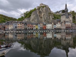 La Collégiale Notre-Dame et la Citadelle surplombant la Meuse à Dinant