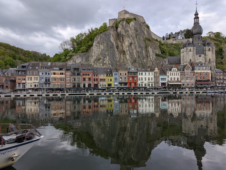 La Collégiale Notre-Dame et la Citadelle surplombant la Meuse à Dinant