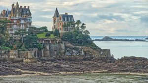 La Pointe de la Malouine et les villas Belle Époque sur la falaise