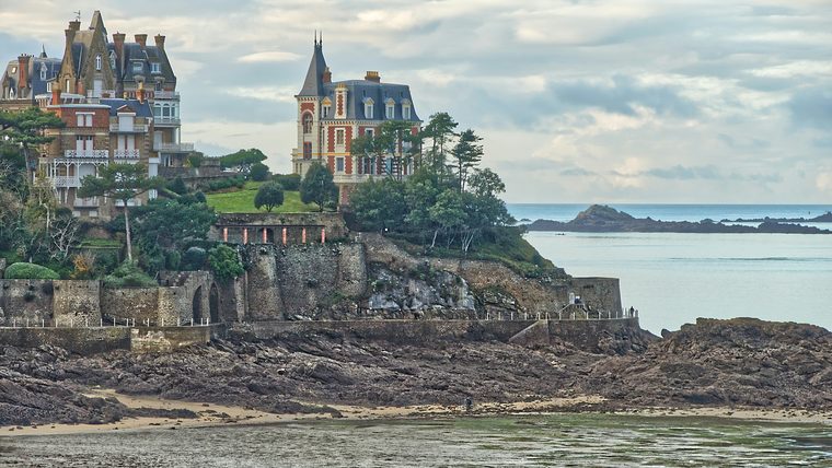 La Pointe de la Malouine et les villas Belle Époque sur la falaise