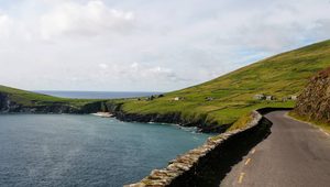 La route côtière sinueuse de la Slea Head Drive surplombant l'océan Atlantique