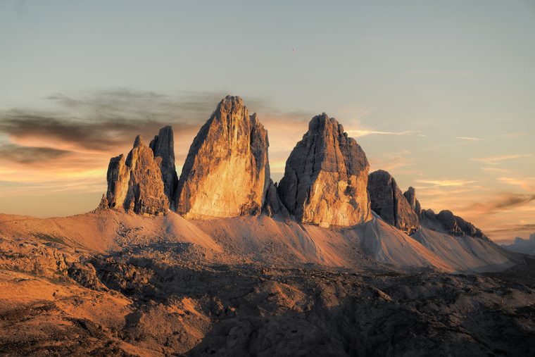 Les pics acérés des Tre Cime di Lavaredo au coucher du soleil