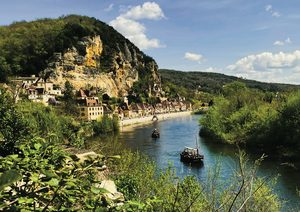 Le village de La Roque-Gageac accroché à la falaise au bord de la rivière Dordogne