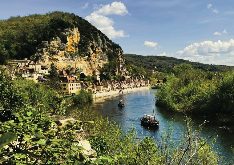 Le village de La Roque-Gageac accroché à la falaise au bord de la rivière Dordogne