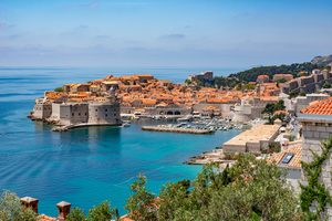 Les remparts de la vieille ville de Dubrovnik plongeant dans la mer Adriatique