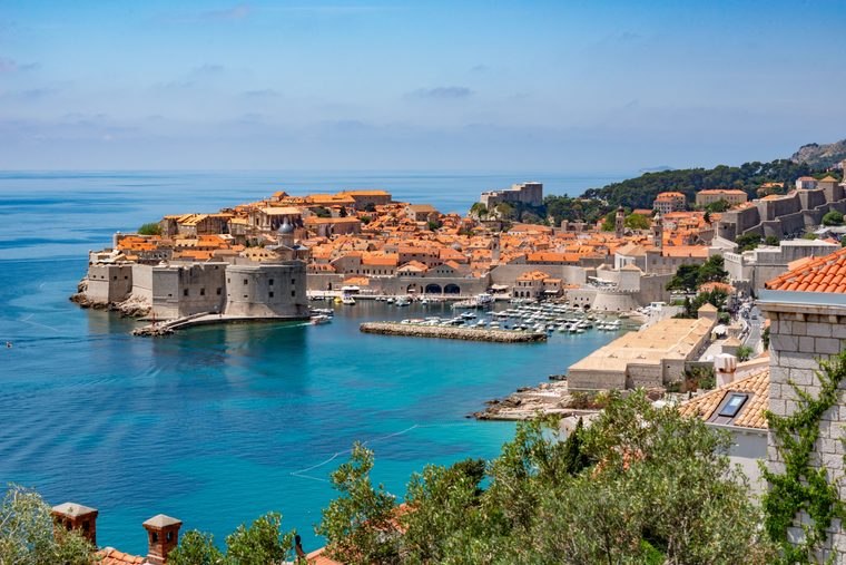 Les remparts de la vieille ville de Dubrovnik plongeant dans la mer Adriatique