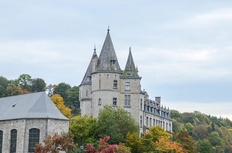 Vue sur le château de Durbuy et la rivière Ourthe