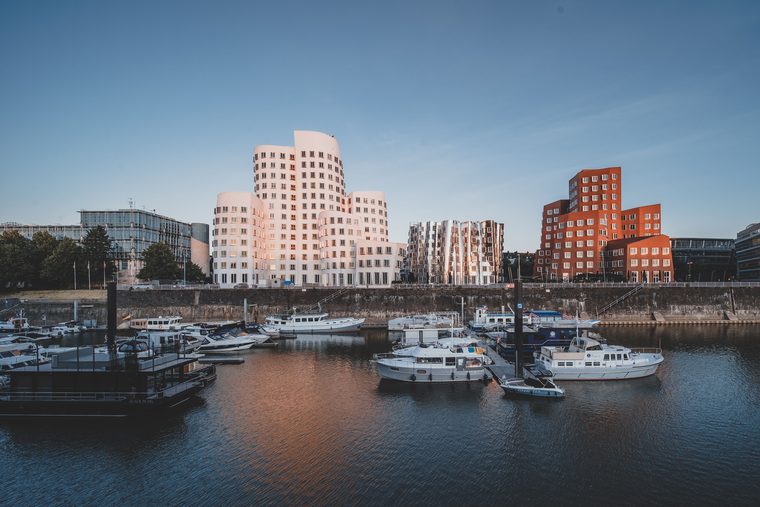 Le MedienHafen de Düsseldorf avec les bâtiments asymétriques de Frank Gehry