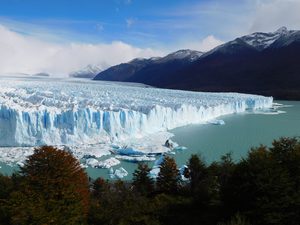 Le front du glacier Perito Moreno s'effondrant dans les eaux du lac Argentino