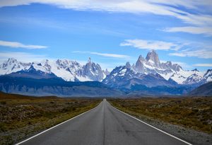 Le mont Fitz Roy se dressant au-dessus de la steppe patagonienne