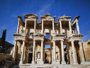 La façade de la bibliothèque de Celsus baignée par la lumière du matin