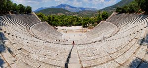 Le grand théâtre antique d'Épidaure entouré de collines boisées