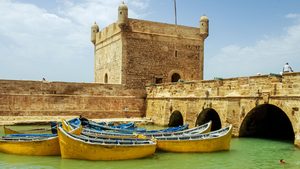 Les remparts de la Sqala de la Kasbah et les barques bleues du port d'Essaouira