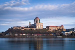 La basilique d'Esztergom surplombant le Danube