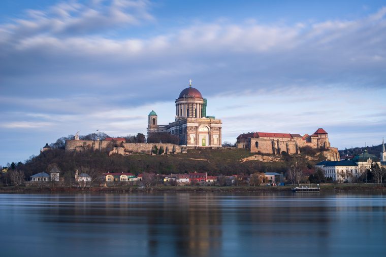 La basilique d'Esztergom surplombant le Danube