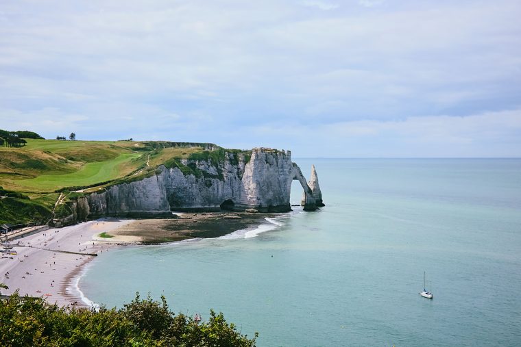 Les falaises d'Étretat et l'arche de la falaise d'Aval vues depuis la plage