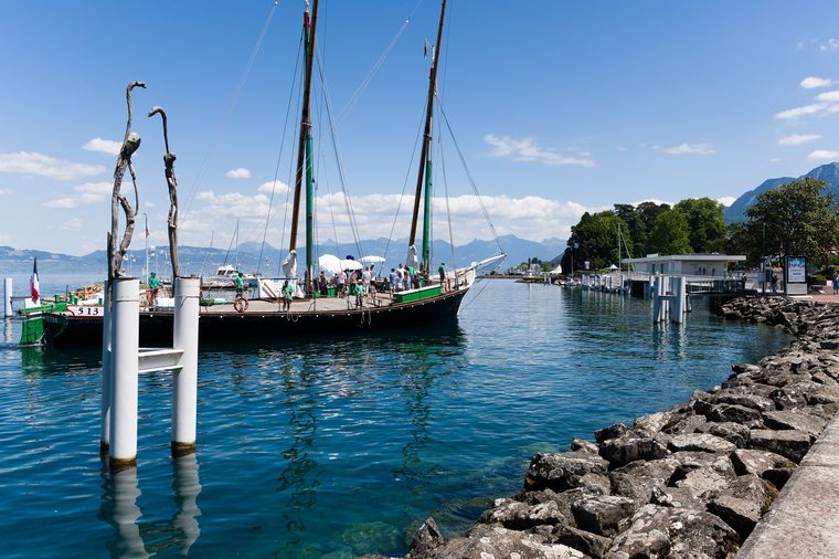 La promenade le long du lac Léman à Évian-les-Bains avec les montagnes en fond
