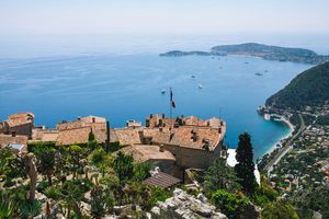 Vue panoramique depuis le jardin exotique d'Èze sur la mer Méditerranée