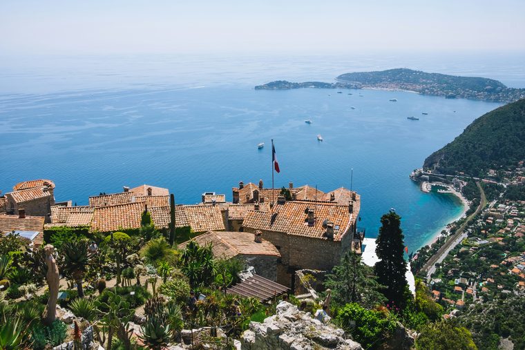 Vue panoramique depuis le jardin exotique d'Èze sur la mer Méditerranée