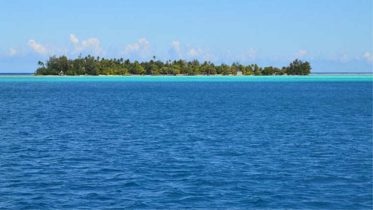 Vue aérienne de la passe de Tiputa et du lagon de Rangiroa