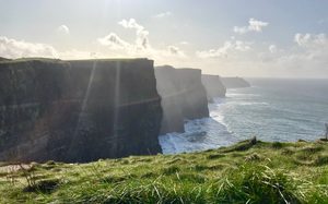 Les falaises de Moher plongeant dans l'océan Atlantique sous un ciel nuageux