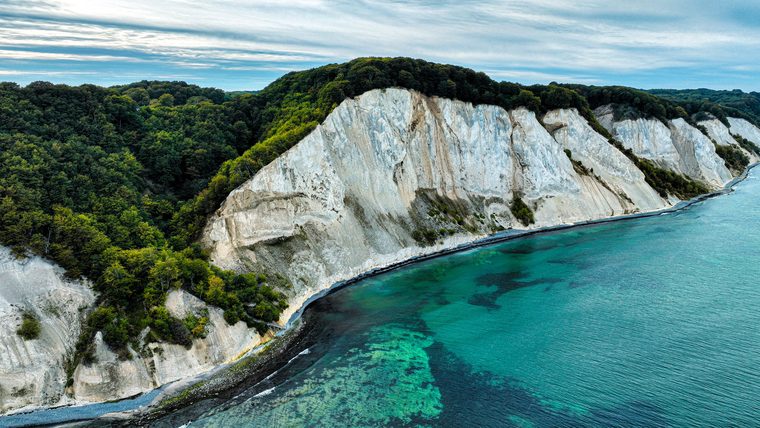 Les falaises de craie blanche de Møns Klint plongeant dans la mer Baltique