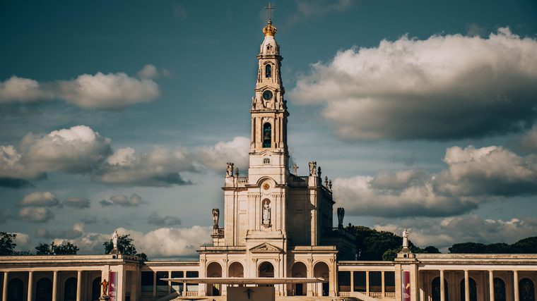 L'immense esplanade du sanctuaire de Fátima et la basilique Notre-Dame du Rosaire