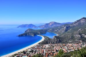 Parapentes survolant le lagon bleu d'Ölüdeniz et la plage de sable