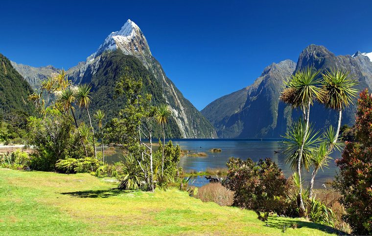 Le pic Mitre s'élevant au-dessus des eaux sombres du Milford Sound