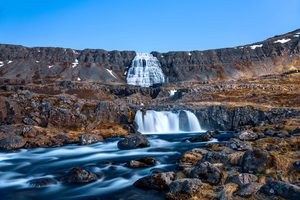 La cascade de Dynjandi s'écoulant en éventail sur les roches basaltiques