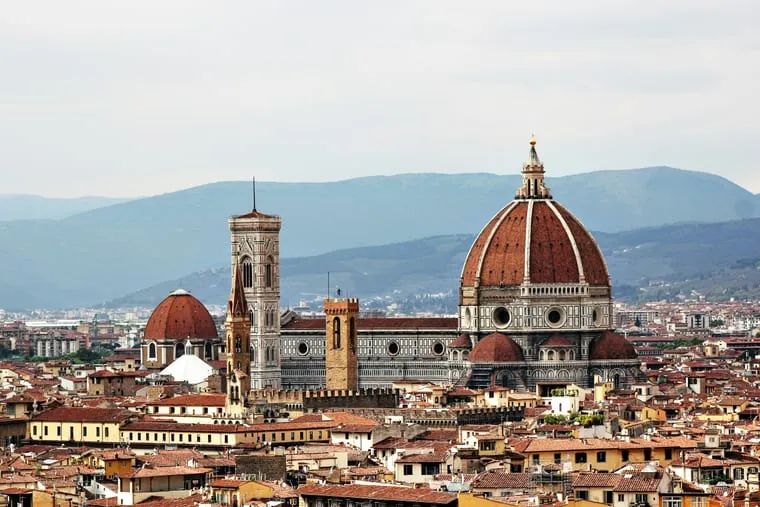 Vue panoramique sur le dôme de Florence et les toits en terre cuite