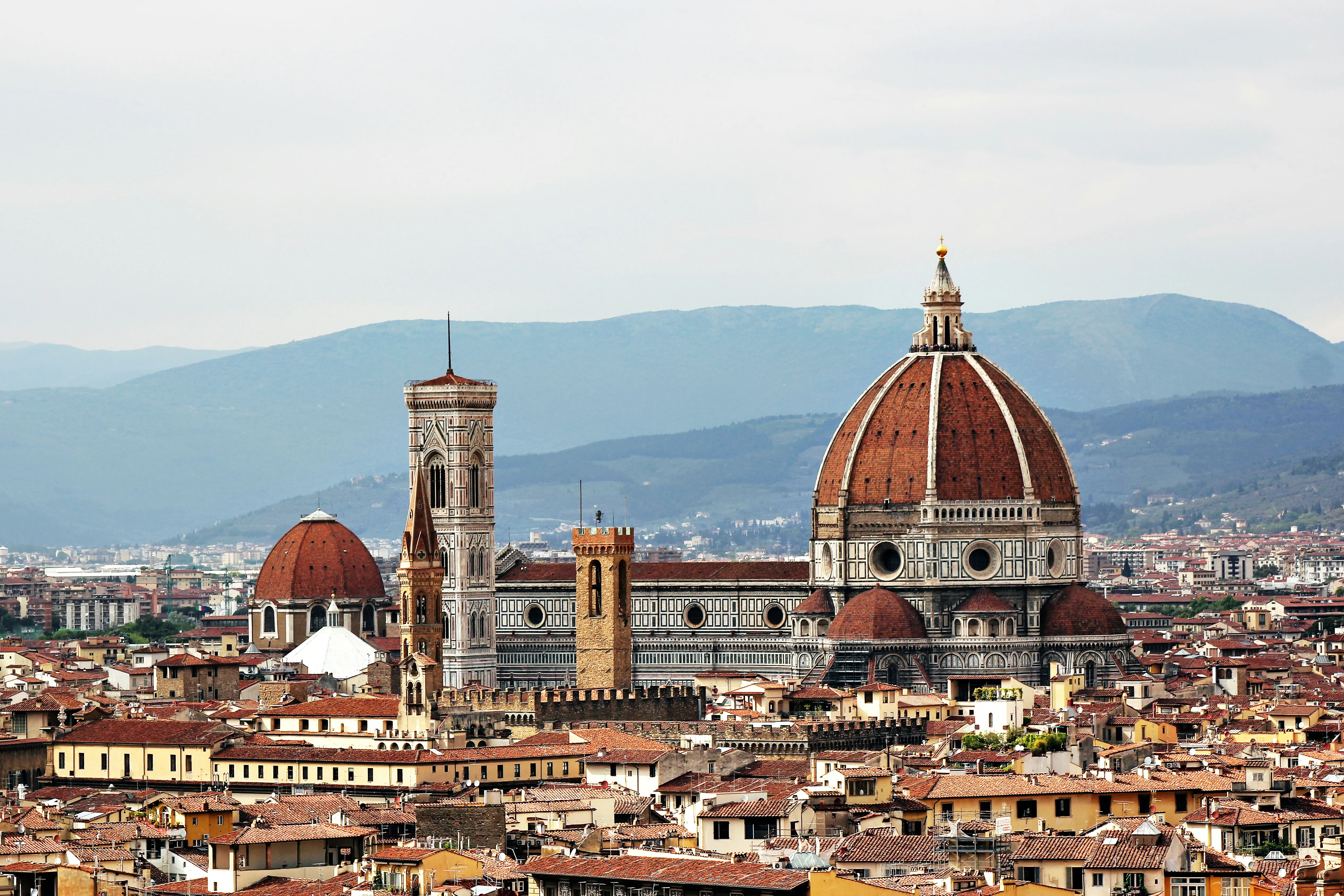 Vue panoramique sur le Duomo de Florence et les toits en terre cuite depuis le Piazzale Michelangelo