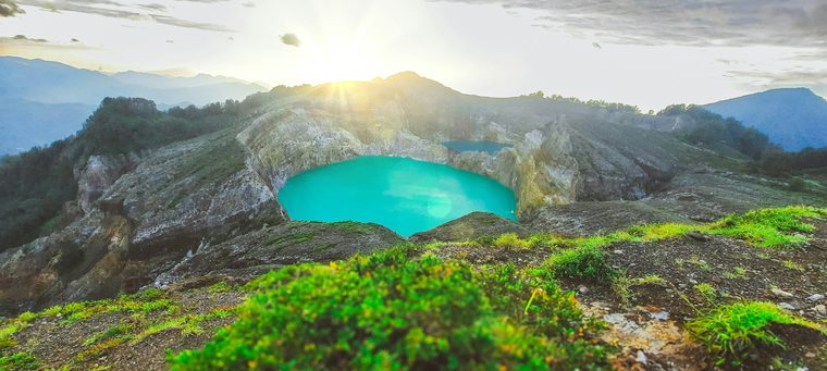 Vue aérienne des lacs colorés du cratère du volcan Kelimutu au lever du soleil