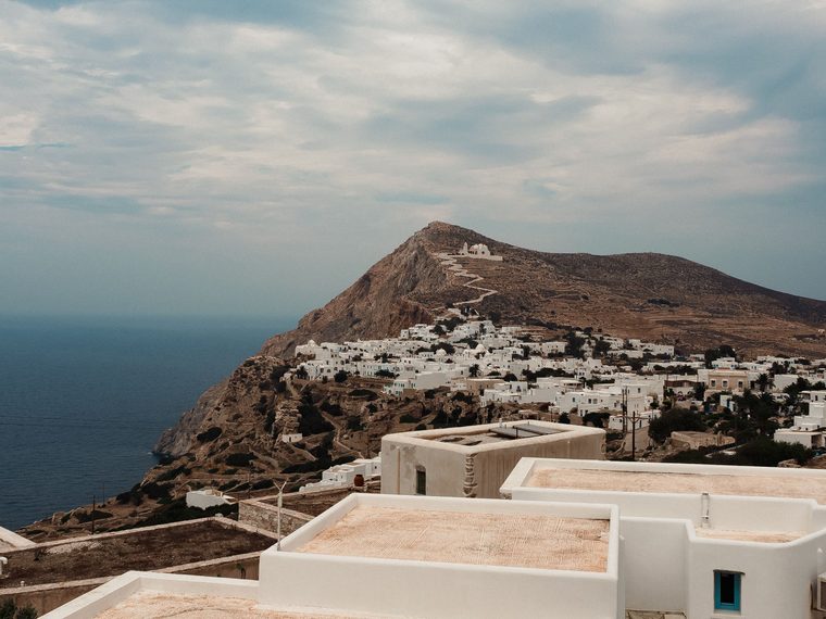 Le chemin en zigzag menant à l'église de la Panagia au coucher du soleil