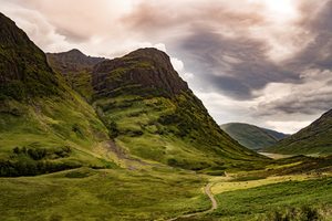 Le sommet du Ben Nevis dominant la vallée verdoyante de Glen Nevis