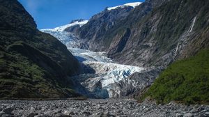 Vue aérienne d'une langue glaciaire serpentant jusqu'à la forêt tropicale