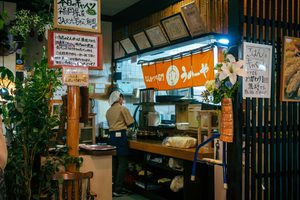 Les stands de nourriture yatai illuminés le long de la rivière Nakasu à la tombée de la nuit