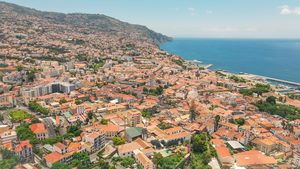 Vue sur les toits rouges de Funchal et l'océan Atlantique depuis les hauteurs