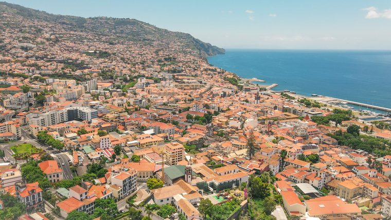 Vue sur les toits rouges de Funchal et l'océan Atlantique depuis les hauteurs