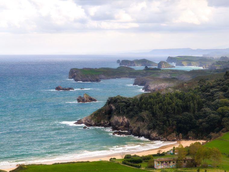 Les falaises escarpées de la Costa da Morte plongeant dans l'océan Atlantique