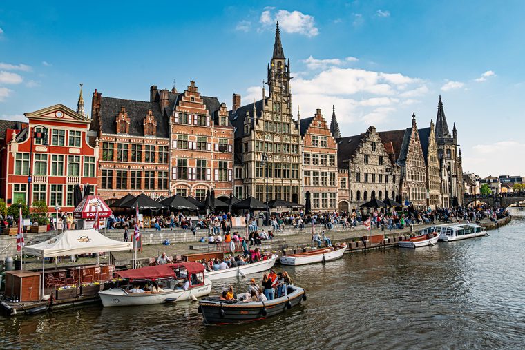 Les façades des guildes sur les quais de Graslei et Korenlei le long de la Lys