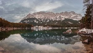 Le lac Eibsee aux eaux cristallines avec le massif de la Zugspitze en toile de fond