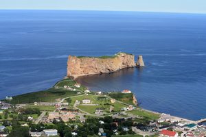 Le Rocher Percé vu depuis la côte gaspésienne au lever du soleil