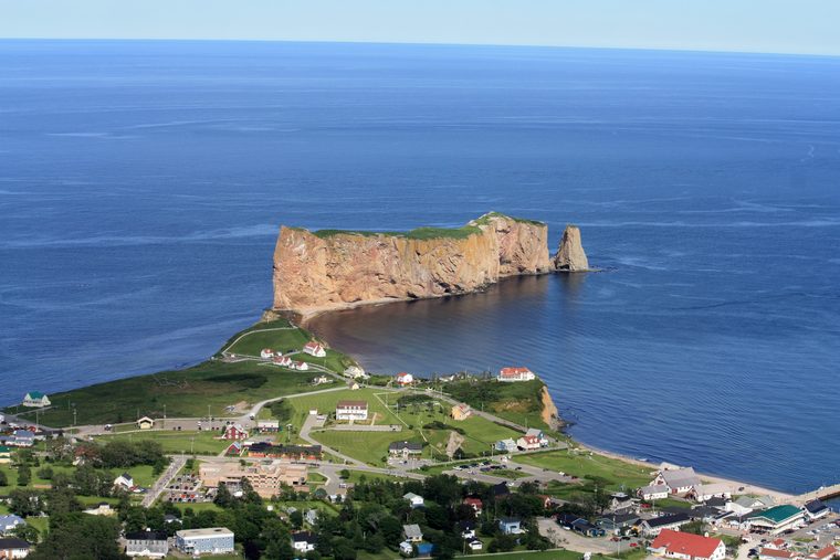 Le Rocher Percé vu depuis la côte gaspésienne au lever du soleil