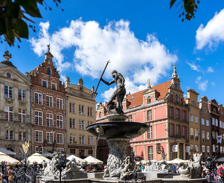 Les façades colorées du Long Marché et la statue de Neptune à Gdańsk