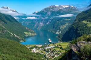 Vue plongeante sur le Geirangerfjord depuis le belvédère d'Ørnesvingen
