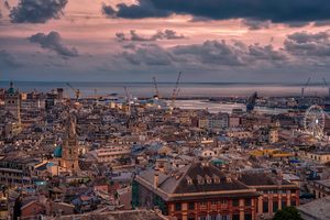 Vue panoramique sur les toits de Gênes et le port depuis la Spianata Castelletto
