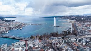 Le Jet d'Eau de Genève et la rade vus depuis les quais